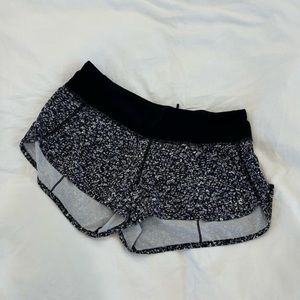 Lululemon black white printed speed short 2.5" size 4
